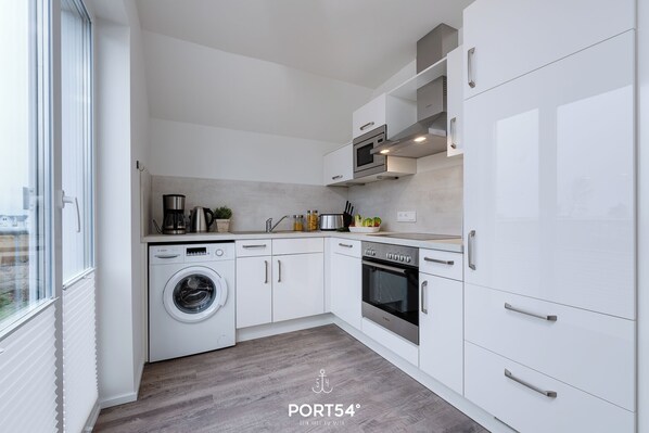 Frigorífico, microondas, horno y placa de cocina