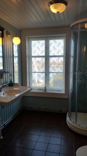Double Room, Shared Bathroom | Bathroom | Shower, free toiletries, hair dryer, towels