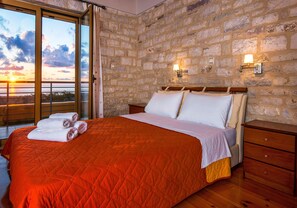 Individually decorated, individually furnished, desk, blackout drapes - Enastron Villas (Trifylia)