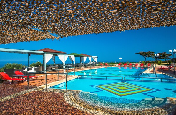 Seasonal outdoor pool, pool umbrellas