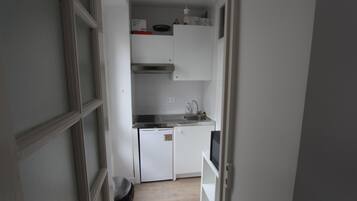 Een koelkast, een microgolfoven, een koffiezetapparaat/waterkoker