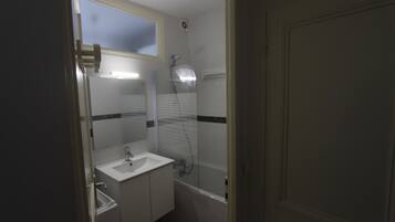 Ensemble douche/baignoire, serviettes fournies, papier toilette