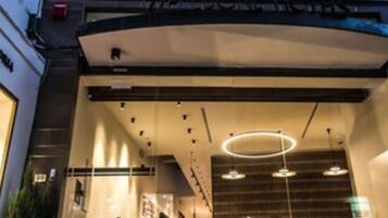 Voorkant accommodatie - avond/nacht