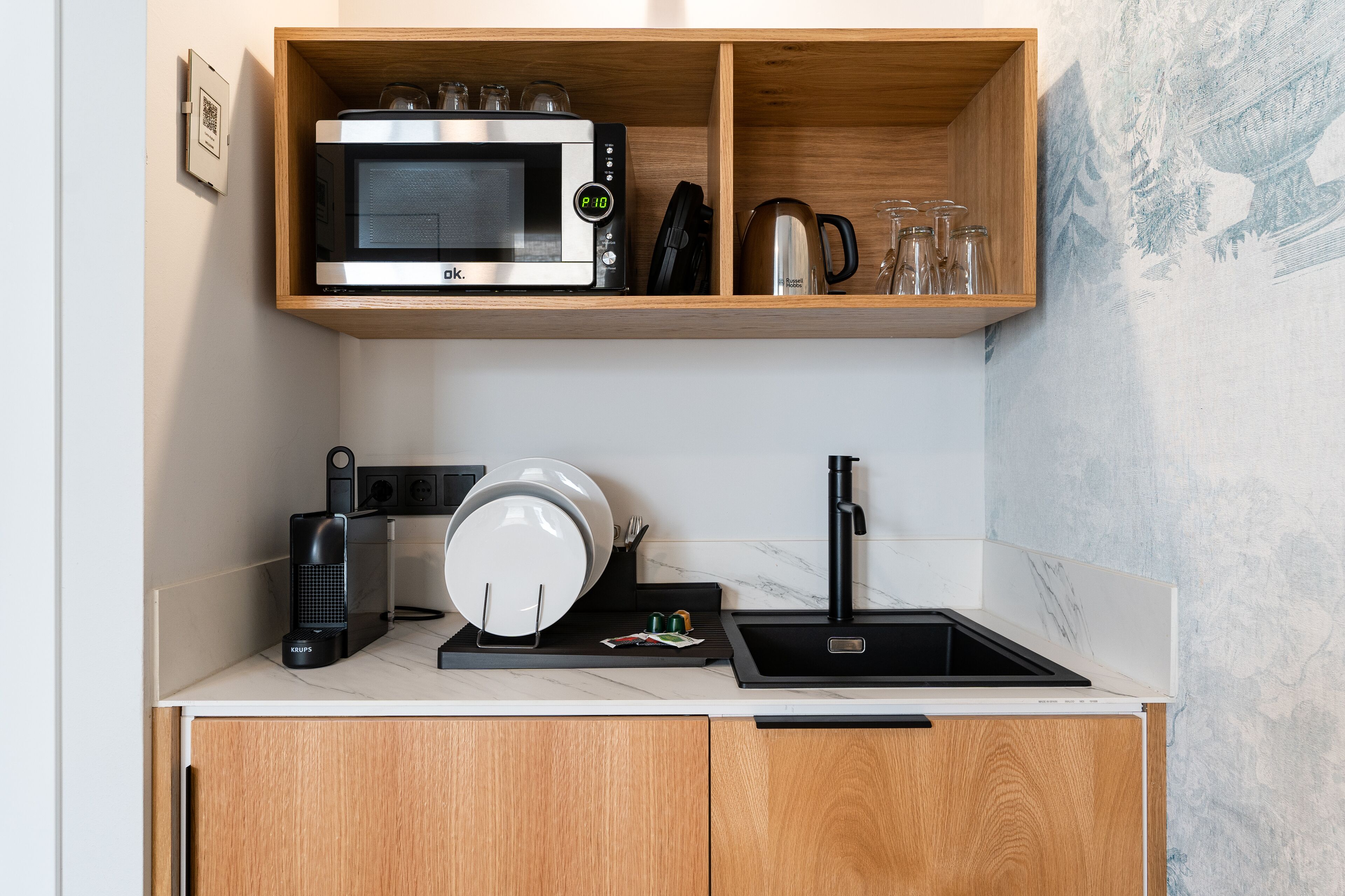 standard room | private kitchen | full-sized fridge, microwave, coffee/tea maker, cookware/dishes/utensils