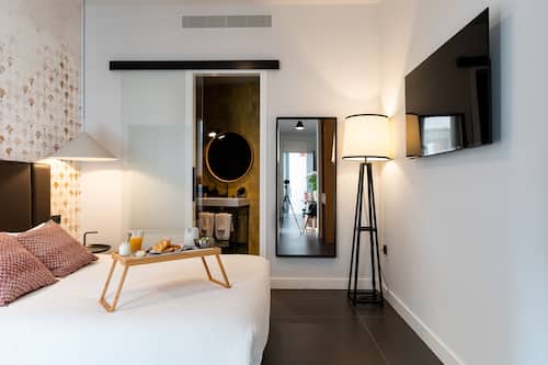 Habitación Premium | Ropa de cama de alta calidad, edredones de plumas, caja fuerte