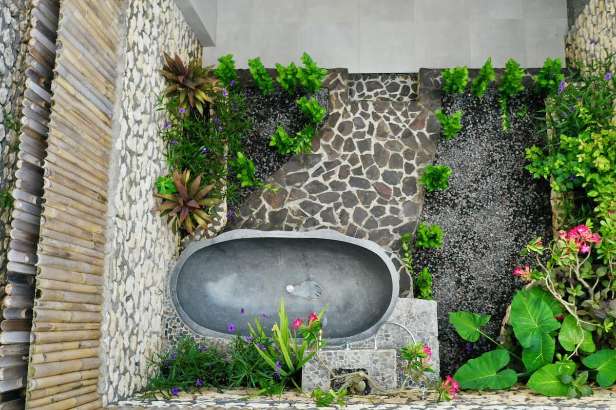 Secador de pelo, excusado o inodoro con bidet electrónico, toallas