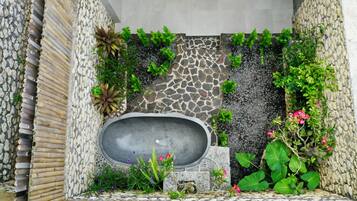 Bungalow Deluxe | Salle de bain | SÚche-cheveux, toilettes avec bidet électronique, serviettes fournies