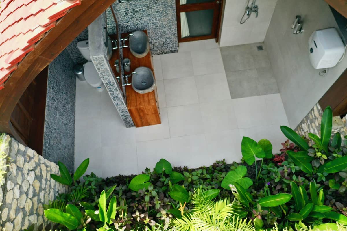 Secador de pelo, excusado o inodoro con bidet electrónico, toallas