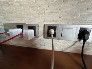 Un enchufe con cable fijado a la pared.
