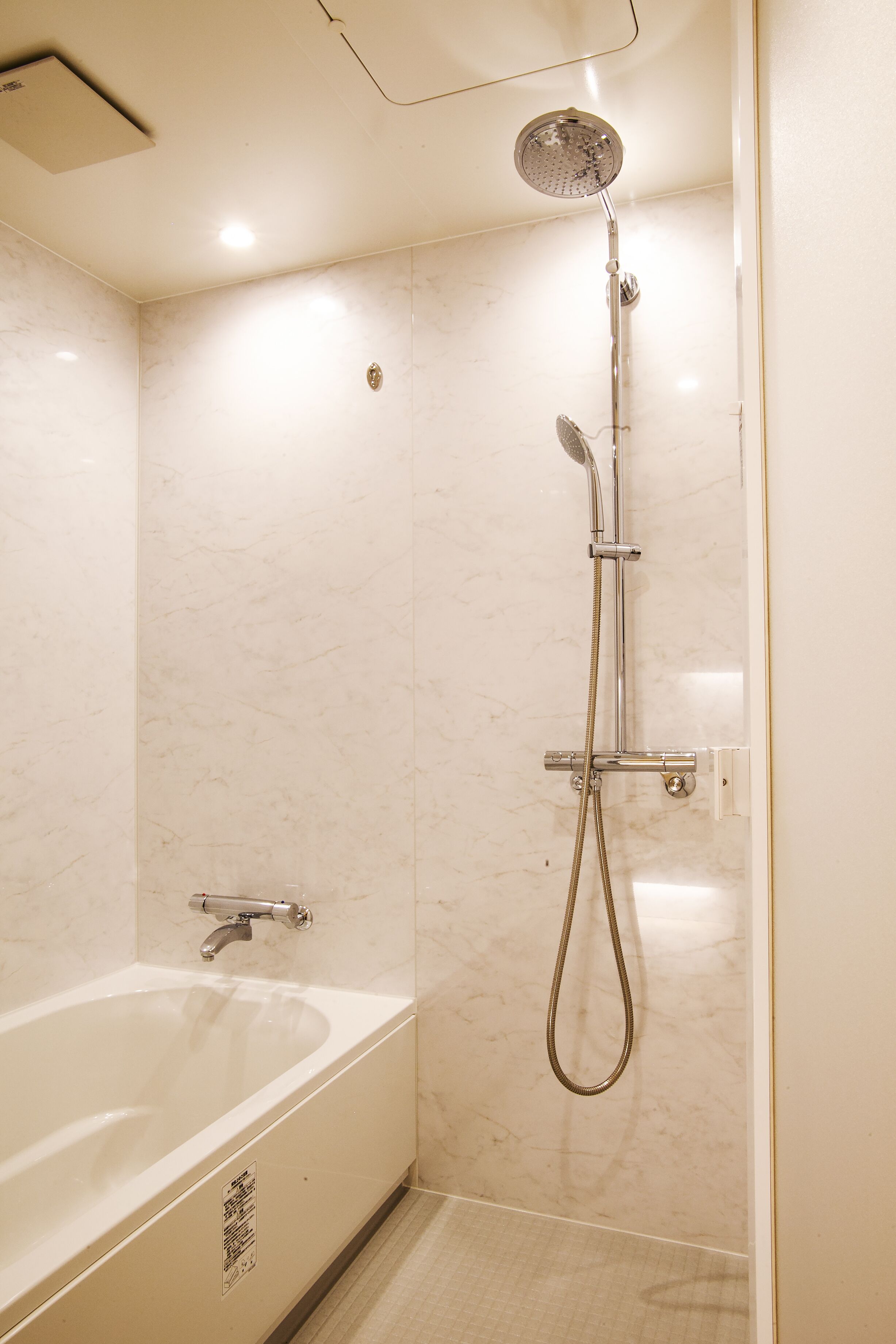 executive room, non smoking (b) | bathroom | free toiletries, hair dryer, slippers, bidet