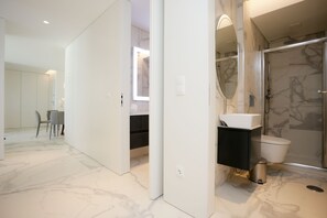Een douche, een haardroger, handdoeken