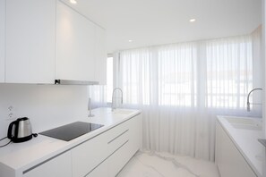 Kühlschrank, Mikrowelle, Ofen, Geschirrspüler