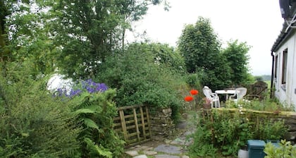 Inviting 2-bed Cottage in Newcastle Emlyn