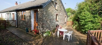 Inviting 2-bed Cottage in Newcastle Emlyn