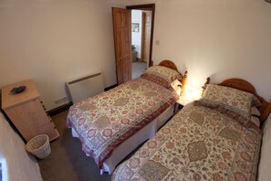 Cottage | 2 bedrooms, iron/ironing board, travel crib, free WiFi - Inviting 2-bed Cottage in Newcastle Emlyn (Newcastle Emlyn)