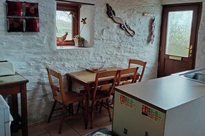 Dining - Inviting 2-bed Cottage in Newcastle Emlyn (Newcastle Emlyn)