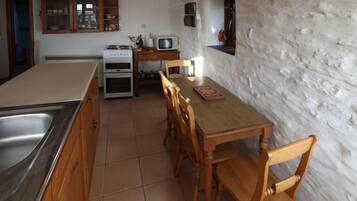 Cottage | Private kitchen | Fridge, microwave, oven, stovetop