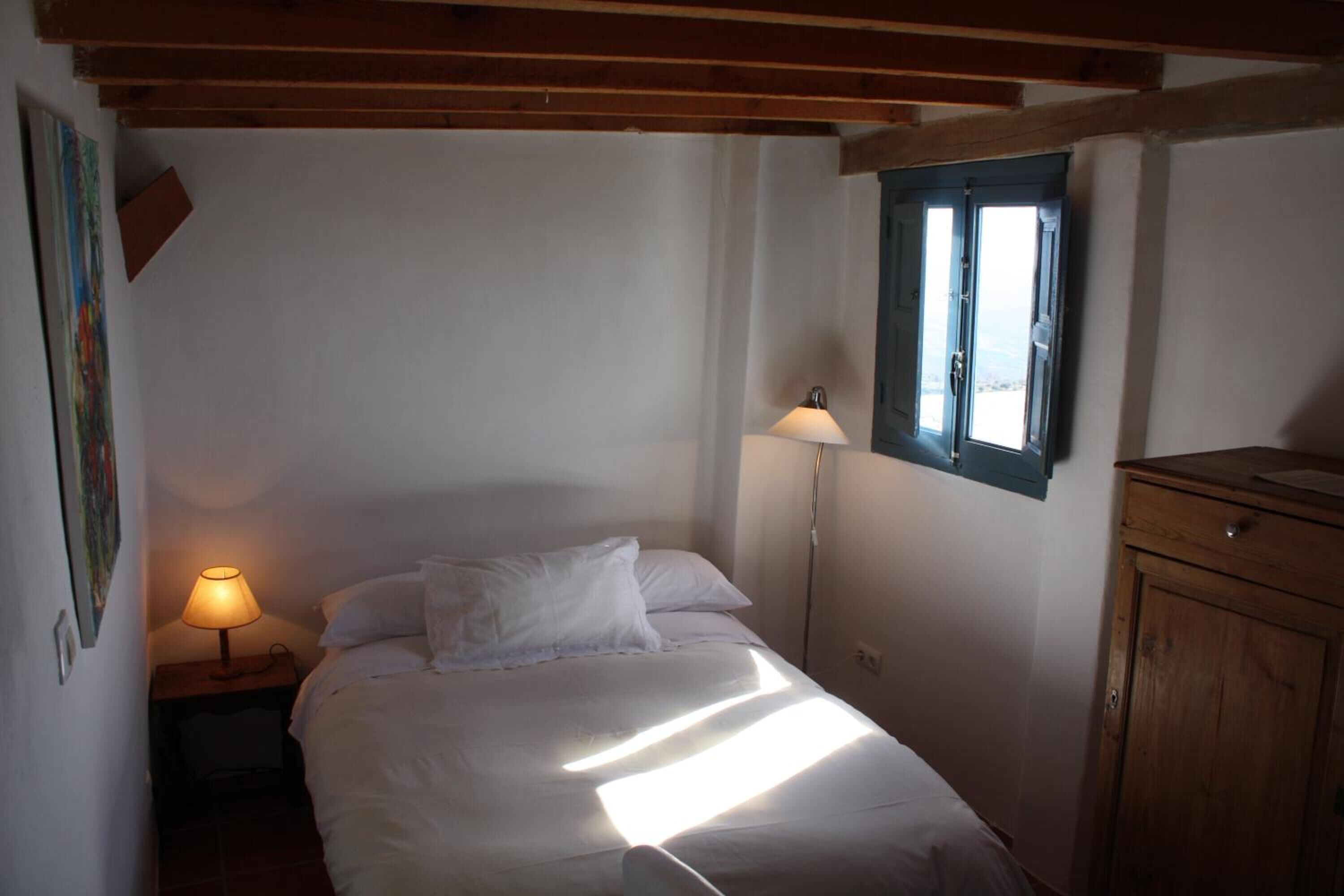 Verduisterende gordijnen, geluiddichte muren, babybedden, extra bedden