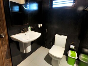 Shower, rainfall showerhead, towels - Wagon Wheel Inn - Hostel (Boossa)