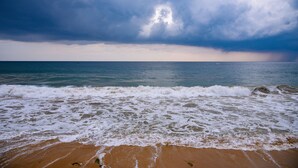 A beach with waves and a cloudy sky. - Wagon Wheel Inn - Hostel (Boossa)