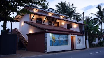 Fachada da propriedade à noite
