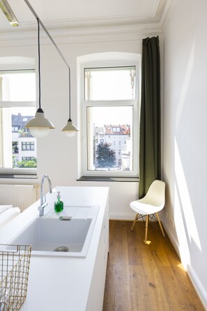 Studio Comfort, pemandangan halaman (w6) | Dapur kecil pribadi | Lemari es, kompor, mesin espresso, dan mesin pembuat kopi/teh