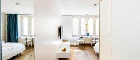 City studio, Parkview (W2) | Wardrobe