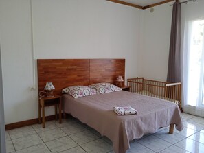 1 habitación, tabla de planchar con plancha, wifi gratis y ropa de cama 