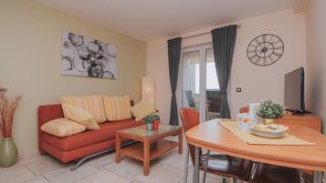 Comfort Apartment, 1 Bedroom, Terrace, Sea View | Living room | 45-cm flat-screen TV with satellite channels