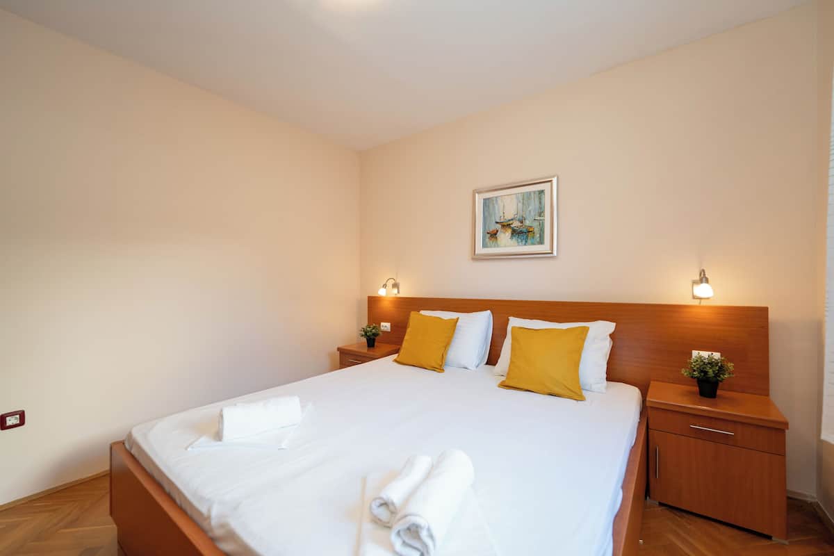 Appartement, 3 slaapkamers, terras, uitzicht op zee | 1 slaapkamer, een strijkplank/strijkijzer, gratis wifi, beddengoed