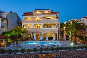 Front of property – evening/night - Pool Apartments Tolo (Novalja)