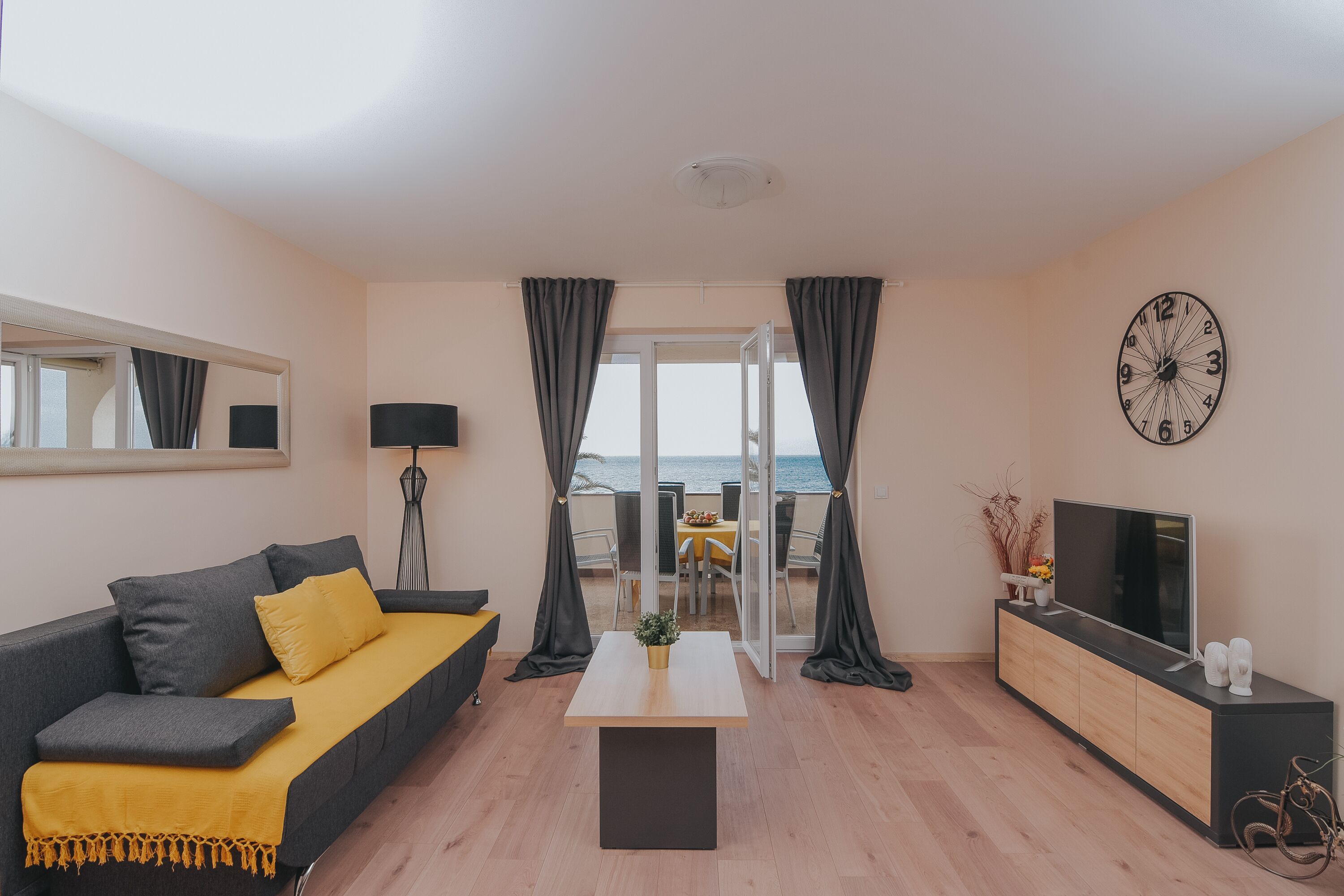 Apartemen, 2 kamar tidur, balkon, pemandangan laut | Area keluarga | TV layar datar