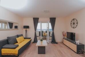 Appartement, 2 chambres, balcon, vue mer | Coin séjour