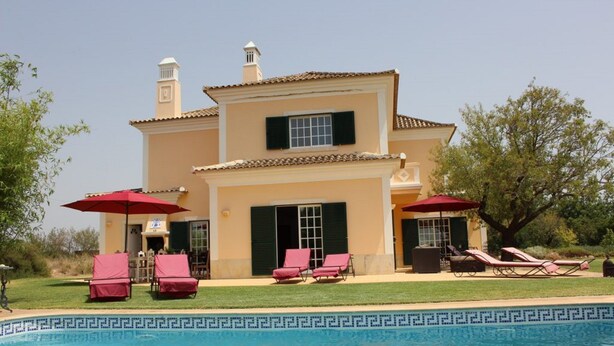 A two-story house with a swimming pool, outdoor seating, and a garden. - Casa dos Ventos (Olhao)