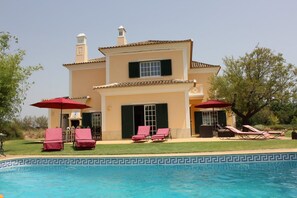 A two-story house with a swimming pool, outdoor seating, and a garden. - Casa dos Ventos (Olhao)