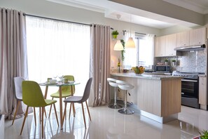 Microwave, oven, coffee/tea maker, electric kettle - Luxury Santo Domingo Apartment with Pool (Julieta Morales)