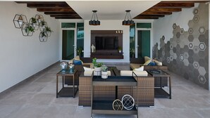 Un salon moderne comprenant un ensemble de canapés, une table basse et des jardinières fixées au mur.