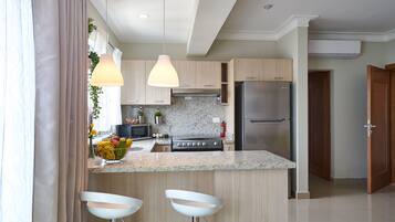 微波爐、焗爐、咖啡機/沖茶器、電熱水壺