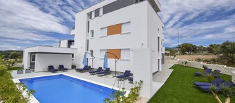 Pool Apartments & Rooms Mare