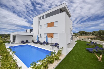 Pool Apartments & Rooms Mare