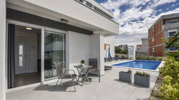 Studio Confort, vue piscine, dans les dépendances | Vue de la chambre