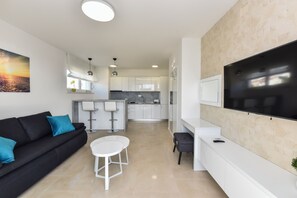 Appartement Deluxe, 3 chambres, non-fumeurs, terrasse | Coin séjour | Télévision à écran plat de 45 pouces avec chaînes par satellite