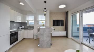 Deluxe Apartment, 3 Bedrooms, Non Smoking, Terrace | Private kitchen | Electric kettle