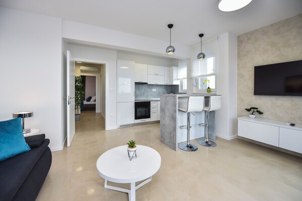 Deluxe-Apartment, 3 Schlafzimmer, Nichtraucher, Terrasse | Wohnbereich | 45-Zoll-Flachbildfernseher mit Satellitenempfang, Fernseher