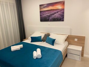 Deluxe-Apartment, 1 Queen-Bett und Schlafsofa, Nichtraucher, Terrasse | Zimmersafe, Bügeleisen/Bügelbrett, kostenloses WLAN, Bettwäsche