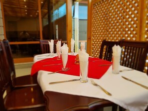 2 Restaurants, Frühstück, Mittagessen, lokale und internationale Küche