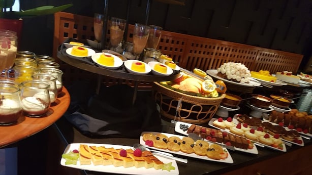 A buffet with various desserts and fruits. - Sodere Resort Hotels Africa Union (Addis Ababa)