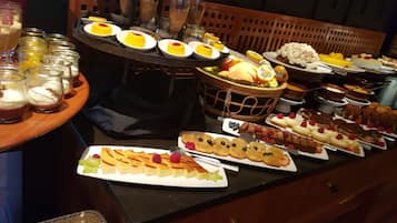 Free daily buffet breakfast