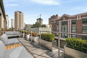 المنطقة المحيطة بالمنشأة