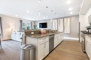 ثلاجة، ميكروويف، فرن، موقد طهي مسطح